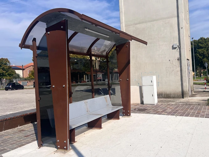 Rifacimento fermata autobus